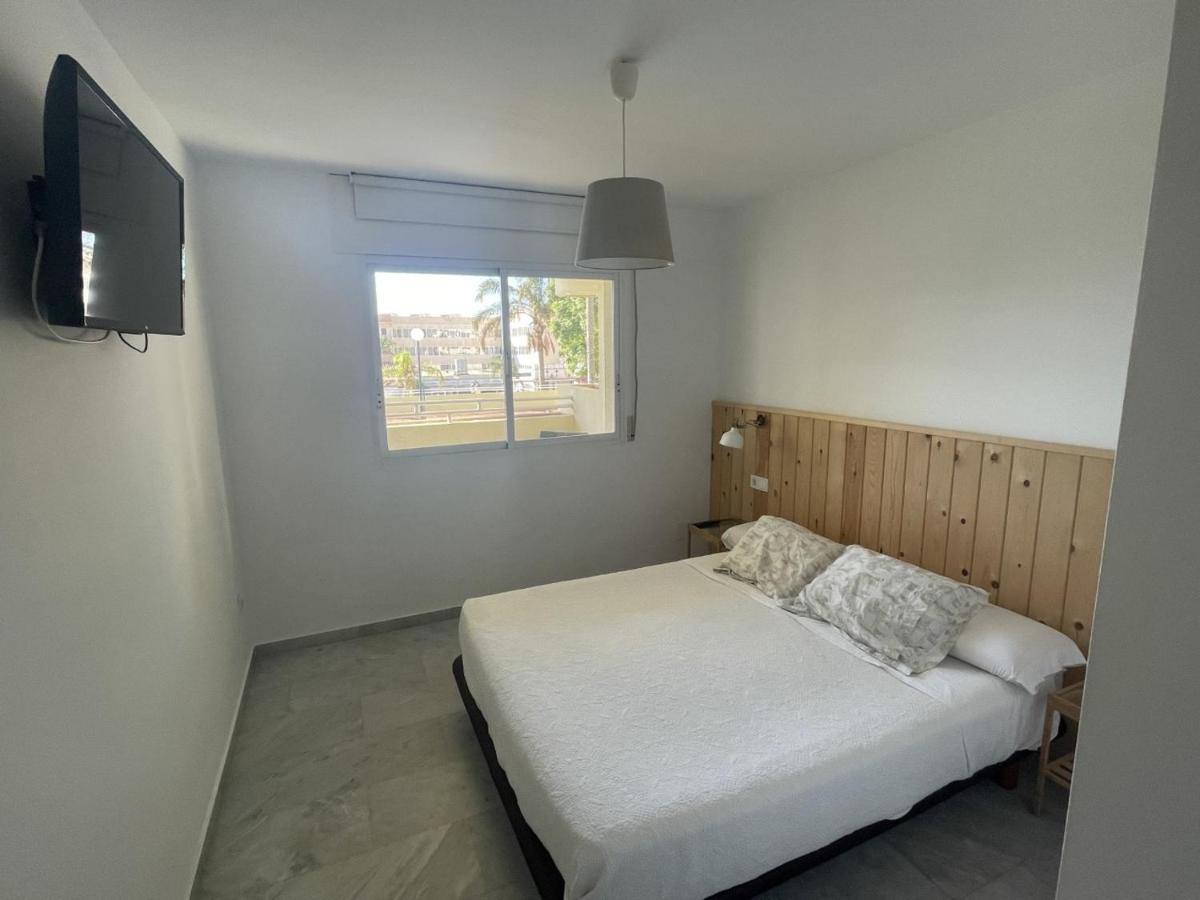 Apartamento En La Carihuela Con Piscina Y Parking, Al Lado De La Playa Lejlighed Torremolinos Eksteriør billede