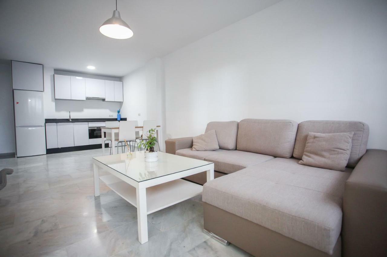Apartamento En La Carihuela Con Piscina Y Parking, Al Lado De La Playa Lejlighed Torremolinos Eksteriør billede